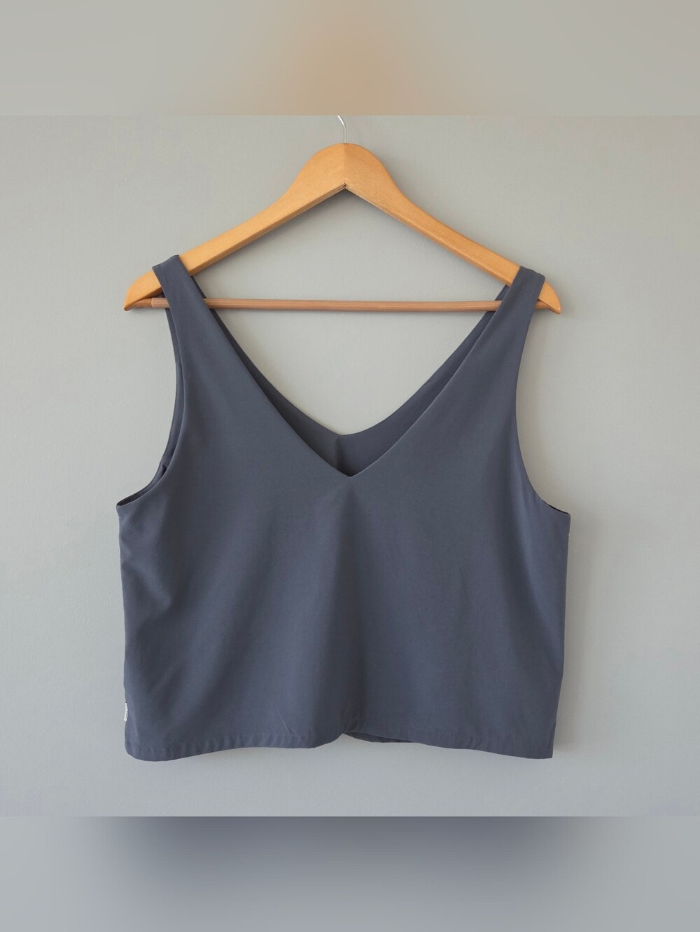 Vuori Women's Villa Cropped V-neck Tank - Size Medium - Azure - VW1214 - EUC - Picture 2 of 5
